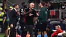 Pelatih AC Milan, Stefano Pioli sempat melancarkan protes keras atas karu merah tersebut di pinggir lapangan kepada asisten wasit perangkat pertandingan. (AFP/Marco Bertorello)