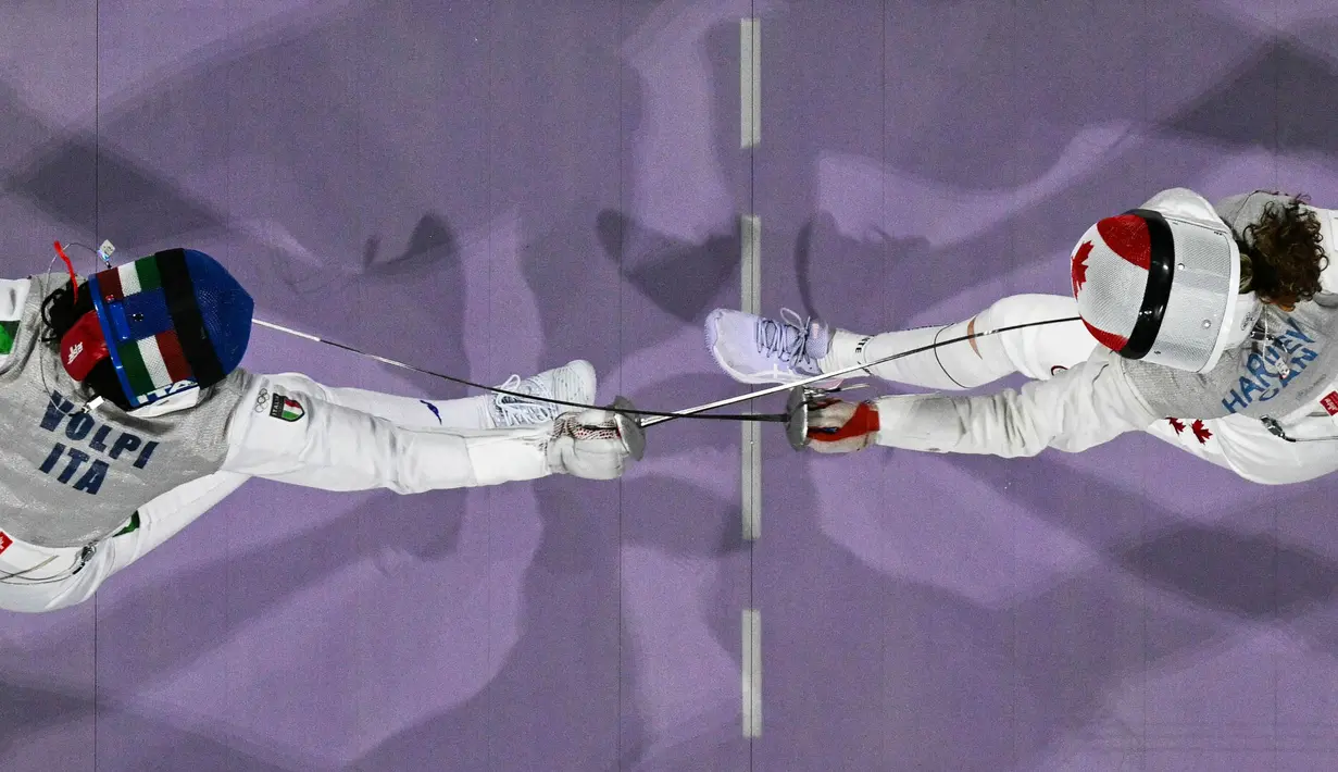 Eleanor Harvey dari Kanada (kanan) saat melawan Alice Volpi dari Italia berkompetisi dalam perebutan medali perunggu perorangan anggar putri dalam Olimpiade Paris 2024 di Grand Palais di Paris, pada 28 Juli 2024. (Antonin THUILLIER/AFP)