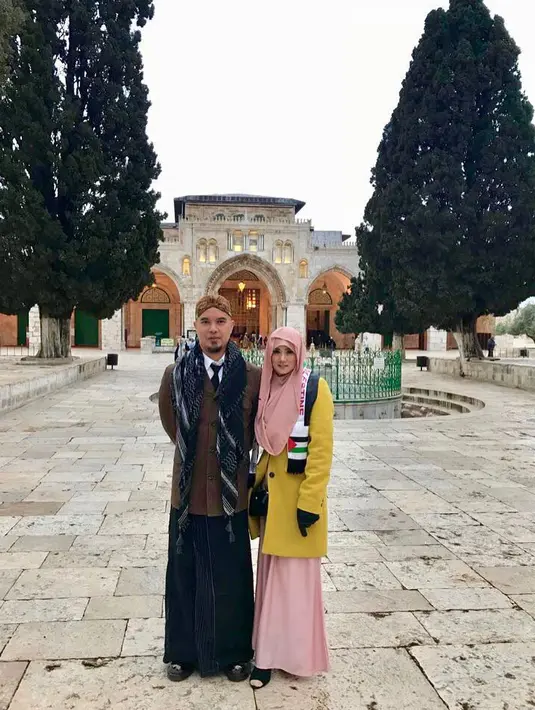 Nah, untuk yang satu ini Mulan juga modis banget. Bahkan ia berkreasi dengan hijab pinknya tersebut. Model hijab yang dikenakan Mulan tampak seperti para hijabers lainnya. (Instagram/mulanjameela1)