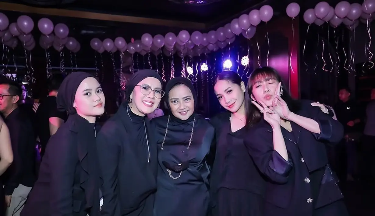 Hadir pula Nagita Slavina yang tampil mengenakan kemeja dan rok hitam. @ollaramlan.