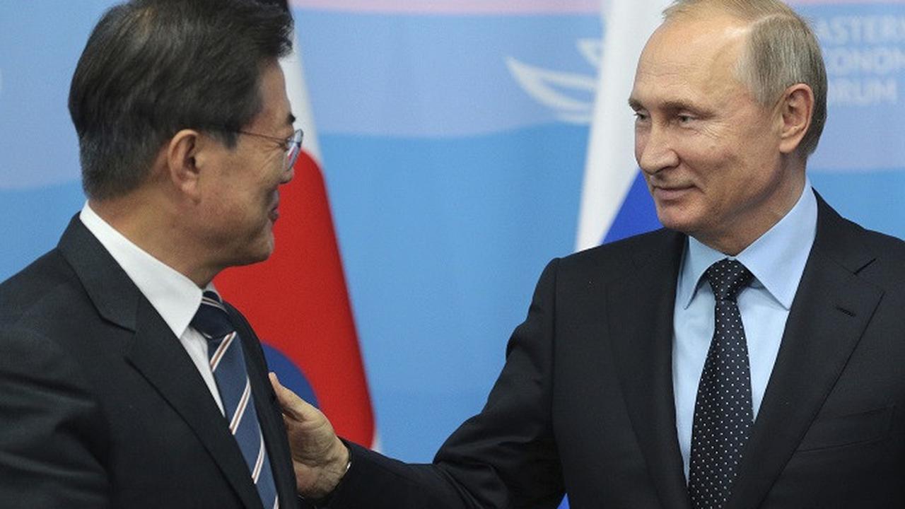 Presiden Korsel Moon Jae-in dan Presiden Rusia Vladimir Putin ketika bertemu di Vladivostok