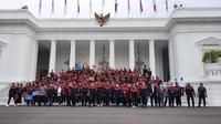 Presiden Jokowi bersama para atlet yang berhasil membawa pulang medali di ajang Sea Games Vietnam 2021 di halaman Istana Merdeka Jakarta, Senin (13/6/2022). (Liputan6.com/Lizsa Egeham)