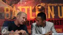 Petinju Indonesia, Daud Jordan (kanan) berbincang dengan pelatihnya, Craig Crishtian saat memberi keterangan jelang gelaran Battle In Uruguay, Jakarta, Kamis (31/3/2016). Laga ini digelar di Montevideo, Uruguay, 4 Juni. (Liputan6.com/Helmi Fithriansyah)