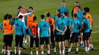 Para pemain Real Madrid mendengarkan instruksi pelatih Zinedine Zidane saat latihan di Abu Dhabi, Uni Emirat Arab,(11/12). Zidane memastikan Real Madrid sangat berambisi untuk kembali mendapatkan trofi Piala Dunia Klub. (AP Photo/Hassan Ammar)