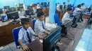 Sejumlah siswa mengikuti ujian Asesmen Nasional Berbasis Komputer (ANBK) di SDI Al Hidayah, Cinere, Depok, Senin (4/11/2024). (merdeka.com/Arie Basuki)
