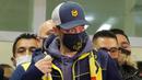 Pesepak bola asal Jerman, Mesut Ozil, saat tiba di Bandara Ataturk, Turki, Senin (18/1/2021). Setelah memutuskan hengkang dari Arsenal, Ozil akan memperkuat klub asal Turki, Fenerbahce. (AP Photo)