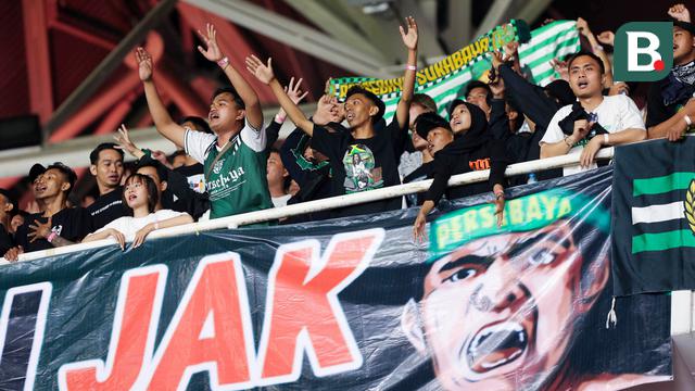 Foto: Momen Cak Tessy Pimpin Bonek Guncang SUGBK, Pemandangan Indah Suporter Liga Indonesia
