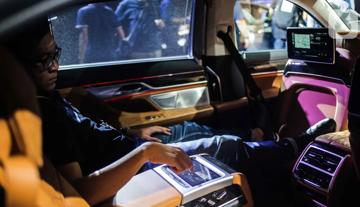 Pengunjung mencoba fitur di dalam The New BMW 730Li M Sport saat peluncuran BMW Seri 7 Long Wheelbase di Jakarta, Kamis (10/10/2019). BMW Group Indonesia meluncurkan BMW Seri 7 Long Wheelbase terbaru yang ditawarkan dalam dua variasi. (Liputan6.com/Faizal Fanani)