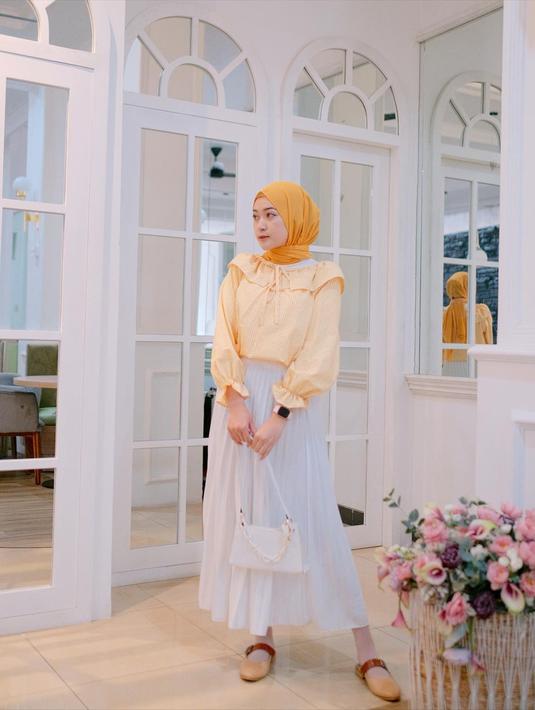 Hijabers berparas cantik menawan ini terlihat begitu anggun saat memakai oufit kuning oranye yang dipadukan dengan celana putih. Tas yang dibawanya senada dengan warna celana hingga membuat gaya penampilannya kian sempurna untuk dilihat. (Liputan6.com/IG/@saritiw)