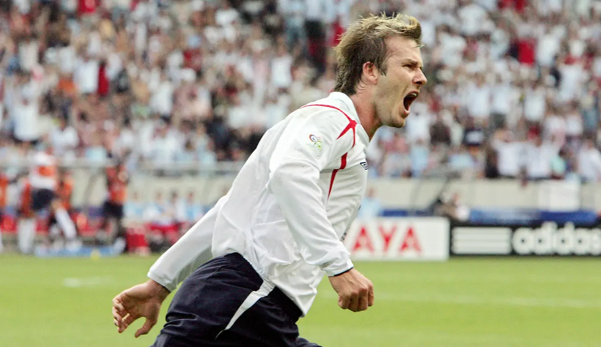 Kapten Timnas Inggris, David Beckham, melakukan selebrasi usai mencetak gol ke gawang Ekuador pada laga Piala Dunia 2006 di Stadion Gottlieb-Daimler, Jerman. (AFP/John Macdougall)