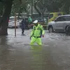 Polisi mengecek ketinggian genangan banjir yang menutupi Jalan Letjen Suprapto, Cempaka Putih, Jakarta Pusat, Kamis (29/2/2024). (merdeka.com/Arie Basuki)