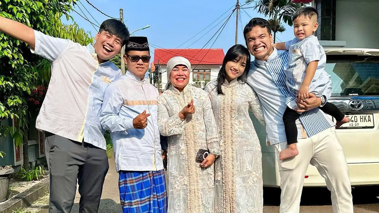 8 Potret Keluarga Para Artis di Hari Lebaran yang Kompak dengan Warna Biru, Dari Raffi-Nagita hingga Ayu Ting-Ting