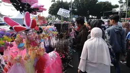 Sejumlah PKL menggelar dagangan di badan jalan sekitar Museum Fatahillah, Jakarta, Rabu (20/6). Libur lebaran 2018, sejumlah PKL memenuhi kawasan Kota Tua Jakarta, akibatnya jalan di sekitar Museum Fatahillah semrawut. (Liputan6.com/Helmi Fithriansyah)