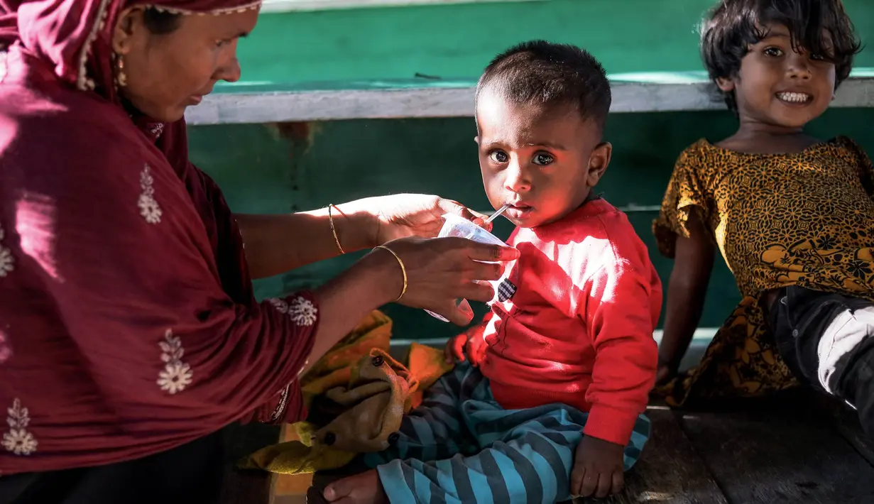 Para pengungsi menjalani serangkaian pemeriksaan kesehatan dan makanan di Desa Matang Pasi, Kabupaten Bireun, Provinsi Aceh pada tanggal 16 Oktober 2023, (AMANDA JUFRIAN/AFP)