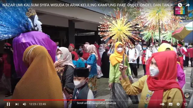 Syukuran Adik Ayu Ting Ting jadi sarjana dengan gaya Betawi (Foto: YouTube/Qiss You TV)