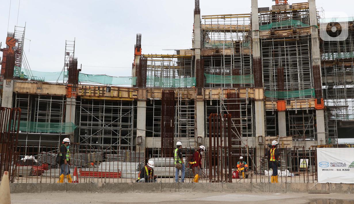 Aktivitas pekerja konstruksi pembangunan Jakarta International Stadium, Jumat (23/10/2020). Hingga pekan ke-59, progres konstruksi Jakarta International Stadium sudah mencapai 31,89 persen dan ditarget akan selesai pada akhir 2021. (Liputan6.comHelmi Fithriansyah)