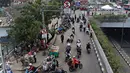 Pengendara sepeda motor melawan arah di kawasan Pasar Minggu, Jakarta Selatan, (9/11/2015). Rambu - rambu lalu lintas yang berada di lokasi Pasar Minggu ini tampak tak berfungsi sama sekali. (Liputan6.com/Immanuel Antonius)