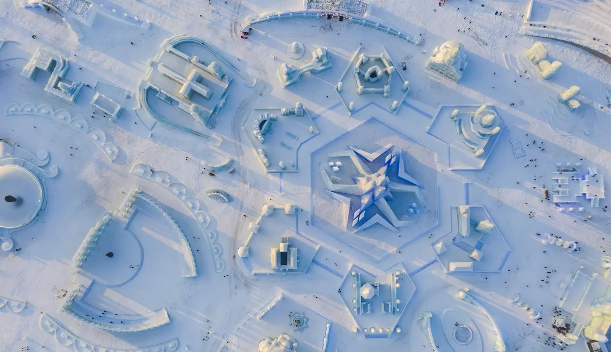 Foto dari udara ini menunjukkan pemandangan Dunia Es dan Salju Harbin di Harbin, Provinsi Heilongjiang, China timur laut, pada 24 Desember 2020. Ajang Dunia Es dan Salju Harbin ke-22 dibuka untuk umum pada Kamis (24/12). (Xinhua/Xie Jianfei)