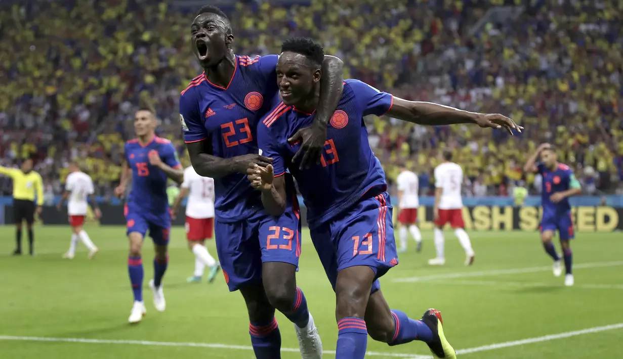 Bek Kolombia, Yerry Mina, merayakan gol ke gawang Polandia pada laga grup H Piala Dunia di Kazan Arena, Kazan, Minggu (24/6/2018). Kolombia menang 3-0 atas Polandia. (AP/Thanassis Stavrakis)