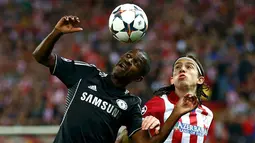 Perebutan penguasaan bola atas diperlihatkan pemain belakang Atl Madrid, Filipe Luis (kanan) dan Ramires (Chelsea) dalam laga pertama semifinal Liga Champions di stadion Vicente Calderon, Madrid, (23/4/2014). (REUTERS/Darren Staples)