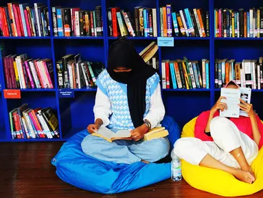 Pengujung membaca buku kesukaan mereka yang tersedia di Perpustakaan Taman Literasi Martha Christina Tiahahu, Blok M, Jakarta, Sabtu (10/6/2023). (merdeka.com/Imam Buhori)