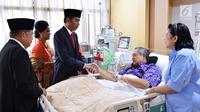 Presiden Joko Widodo bersama Wapres Jusuf Kalla saat menjenguk Presiden ke 6 Susilo Bambang Yudhoyono (SBY) yang sedang dirawat di Rumah Sakit Pusat Angkatan Darat (RSPAD) Gatot Soebroto, Jakarta Pusat, (19/7). (Liputan6.com/Pool/Biro Pers Setpres)