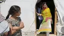 Peraih nobel perdamaian Malala Yousafzai, mengunjungi tenda pengungsian saat berkunjung ke Lebanon, 12 Juli 2015. Selain merayakan ulang tahunnya, Malala juga membuka sekolah di Lebanon. (REUTERS/Jamal Saidi) 
