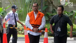 Kepala Kantor Wilayah (Kakanwil) Kemenag Jawa Timur Haris Hasanudin Muafaq Wirahardi (tengah) tiba di Gedung KPK, Jakarta, Kamis (21/3). Haris menjalani pemeriksaan perdana pascaterjaring dalam operasi tangkap tangan (OTT) KPK. (merdeka.com/Dwi Narwoko)