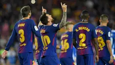 Penyerang Barcelona, Lionel Messi merayakan gol bersama rekan setimnya saat melawan Espanyol dalam pertandingan Liga Spanyol di stadion Camp Nou, Barcelona (9/9). Barcelona menang 5-0 atas Espanyol. (AFP Photo/ Lluis Gene)