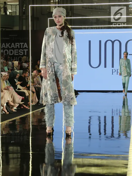 Model membawakan busana rancangan Uma Privee saat Jakarta Modest Fashion Week di Gandaria City, Jakarta, Minggu (29/7). (Liputan6.com/Herman Zakharia)