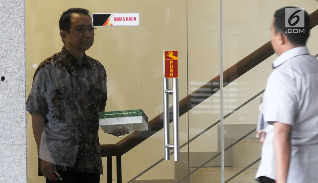 Mantan ketua DPR Marzuki Alie (kiri) usai menjalani pemeriksaan di Gedung KPK, Jakarta, Selasa (26/6). Marzuki Alie diperiksa terkait kasus dugaan korupsi proyek E-KTP. (Merdeka.com/Dwi Narwoko)