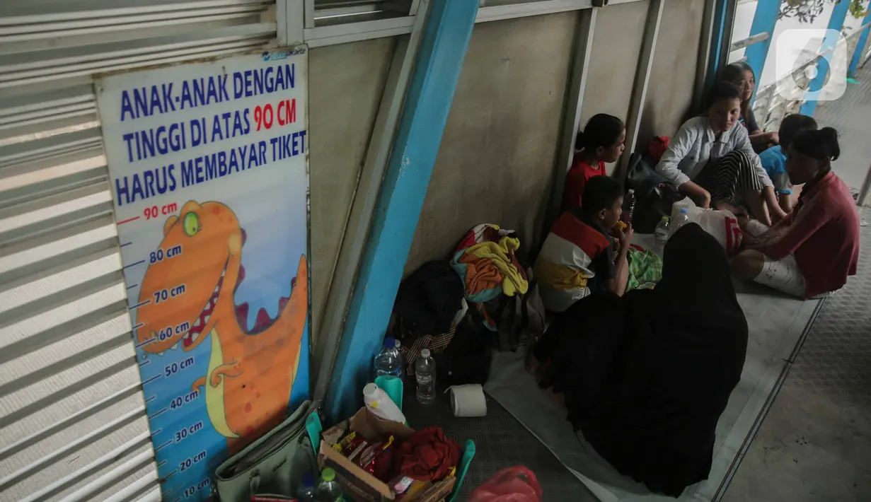 Korban banjir mengungsi di Halte Transjakarta Dispenda Samsat Barat, Jakarta Barat, Jumat (3/1/2020). Para korban terpaksa mengungsi ke halte tersebut akibat kurangnya posko pengungsian di sekitar lokasi terdampak banjir. (Liputan6.com/Faizal Fanani)