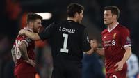 Kiper FC Porto, Iker Casillas menyapa pemain Liverpool, Alberto Moreno dan James Milner seusai leg kedua babak 16 besar Liga Champions di Stadion Anfield, Selasa (6/3). Liverpool melaju ke perempat final dengan bermain imbang tanpa gol. (PAUL ELLIS/AFP)