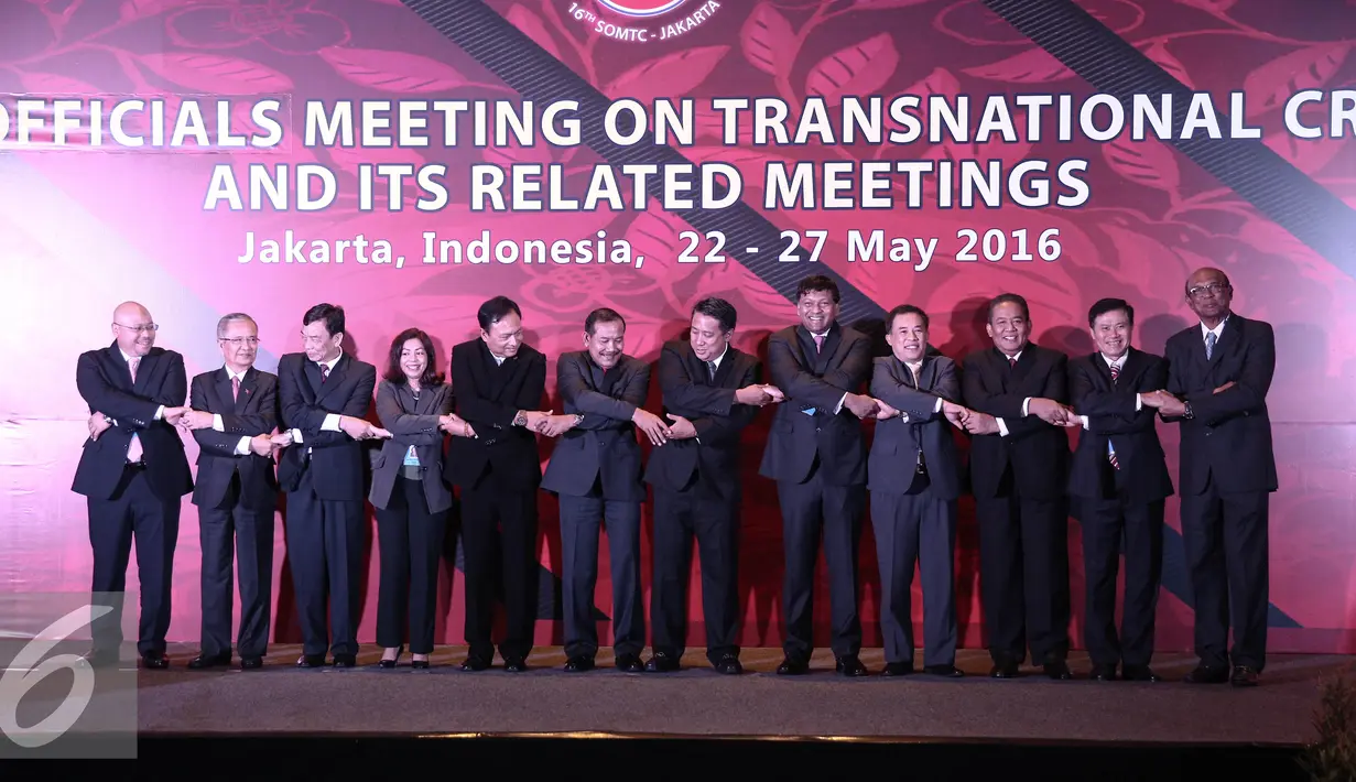 Peserta Senior Official Meeting On Transnational Crimes (SOMTC) ASEAN berfoto usai pembukaan, Jakarta, (24/5). SOMTC adalah forum kerja sama kepolisian seluruh negara anggota ASEAN yang membahas isu strategis Asia Tenggara. (Liputan6.com/Faizal Fanani)