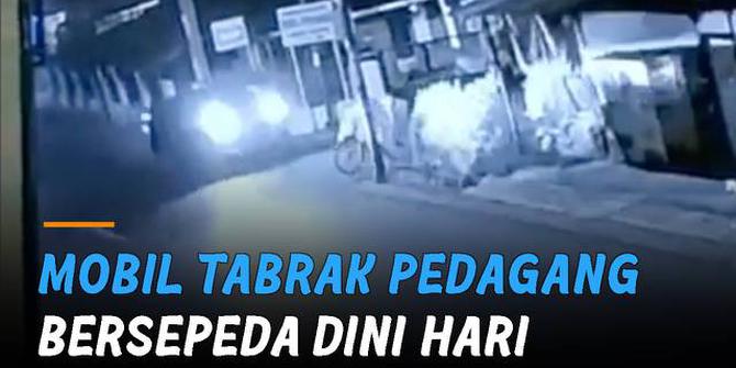 VIDEO: Ngeri, Mobil Tabrak Pedagang Bersepeda Dini Hari Hingga Tiang Roboh