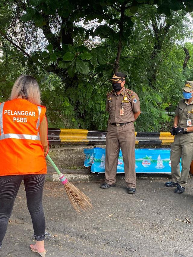 5 Potret Dinar Candy Saat Dapat Hukuman Akibat Langgar PSBB, Curi Perhatian