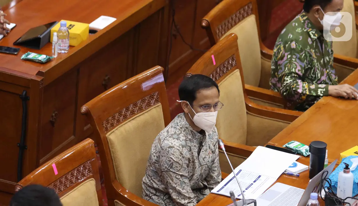 Menteri Pendidikan Nadiem Makarim saat rapat dengan Komisi X DPR, di Senayan, Jakarta, Kamis (18/3/2021). Dalam rapat teresebut membahas persiapan pembelajaran tatap muka kembali dan penerimaan mahasiswa baru 2021. (Liputan6.com/Angga Yuniar)