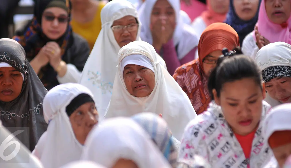 Warga melakukan penutupan akses menuju kompleks militer perumahan Zeni, Mampang, Jakarta, dengan menggelar doa bersama, Senin (26/10). Kodam Jaya berencana mengosongkan 71 rumah yang dihuni purnawirawan TNI AD. (Liputan6.com/Gempur M Surya)