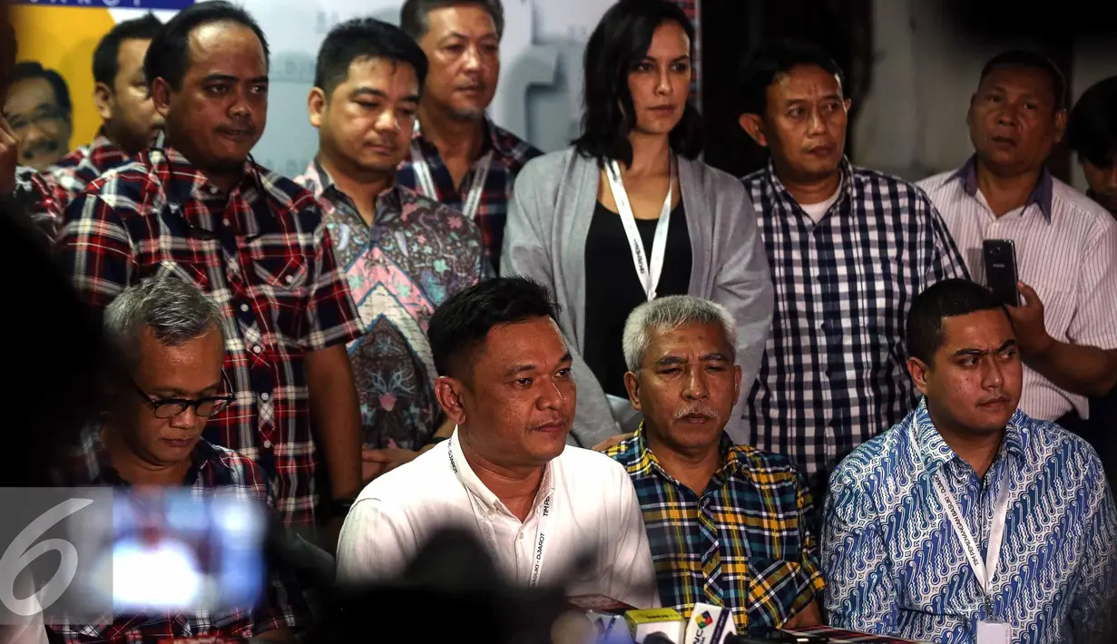 Tim pemenangan Ahok-Djarot yang menamakan dirinya Badja memberi keterangan pers terkait penetapan tersangka Basuki Tjahaja Purnama atau Ahok oleh Bareskrim Polri di Jalan Borobudur 18, Jakarta Pusat, Rabu (16/11). (Liputan6.com/Faizal Fanani) 
