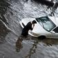 Ilustrasi mobil terendam banjir (autozone.com)