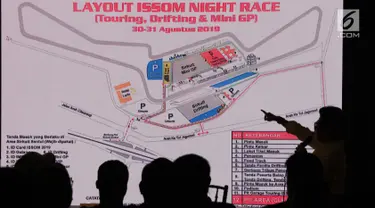 GM Sentul International Sirkuit, Lola Moenek menunjukkan denah pelaksanaan ISSOM Night Race 2019 di Jakarta, Selasa (20/8/2019). Gelaran Motorsport Festival Indonesian Sentul Series of Motorsport (ISSOM) akan berlangsung pada malam hari, 30-31 Agustus mendatang. (Liputan6.com/Helmi Fithriansyah)