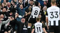 Gelandang Newcastle United, Sandro Tonali, merayakan golnya dalam pertandingan melawan Brentford di St. James's Park, Kamis dini hari WIB (3-4-2025). (Bola.com/newcastleunited.com)