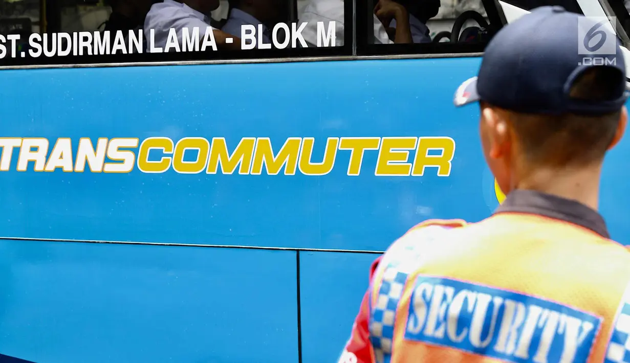 Bus Transcommuter saat peluncuran di Stasiun Sudirman, Jakarta, Jumat (16/3). Untuk tahap awal, rute Transcommuter beroperasi di Stasiun Sudirman-Stasiun Gambir dan Stasiun Sudirman-Stasiun Blok M dengan harga Rp5.000. (Liputan6.com/Immanuel Antonius)