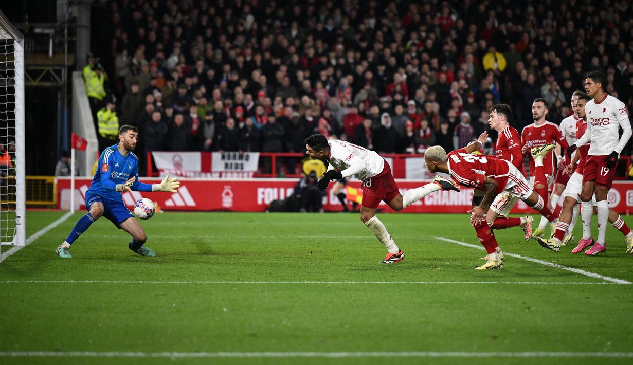 Pemain Manchester United, Casemiro (tengah) mencetak gol penentu kemenangan timnya ke gawang Nottingham Forest pada laga putaran kelima Piala FA 2023/2024 di The City Ground, Nottingham, Inggris, Kamis (29/02/2024) WIB. (AFP/Oli Scarff)
