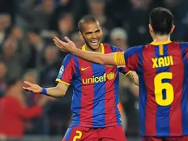 Selebrasi gol dari dua pemain Barcelona, Xavi (kanan) dan Dani Alves ketika mengalahkan Shakhtar Donetsk 5-1 dalam leg pertama perempat final Liga Champions di Nou Camp, 6 April 2011. AFP PHOTO/LLUIS GENE