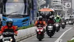 Pengendara motor melintas di Jalan, Jakarta, Kamis (29/12/2022). Asosiasi Industri Sepeda Motor (AISI) mencatatkan total penjualan per November 2022 sebanyak 640.630 unit kendaraan bermotor. Untuk distribusi penjualan tersebut diketahui rinciannya, yakni sebanyak 588.269 unit motor dijual di pasar domestik, dan sebanyak 52.361 unit diekspor. (Liputan6.com/Johan Tallo)