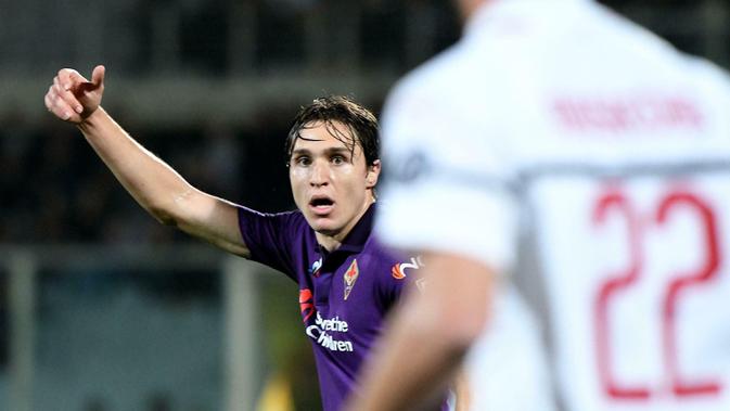 Pemain Fiorentina, Federico Chiesa, saat melawan AC Milan pada laga Serie A di Stadion Artemio Franchi, Sabtu (11/5). AC Milan menang 1-0 atas Fiorentina. (AP/Claudio Giovanni)
