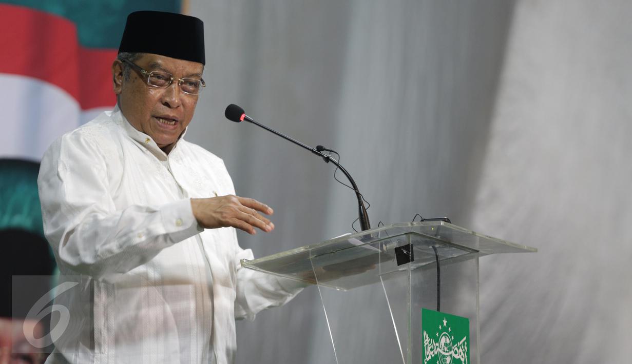 Ketua Umum PBNU KH. Said Aqil Siradj memberikan ceramah saat Istighotsah untuk Jakarta Damai di PBNU, Jakarta, Jumat (7/4). Istighotsah digelar untuk mendoakan Jakarta Damai jelang Pilkada DKI Jakarta Putaran Kedua. (Liputan6.com/Faizal Fanani)