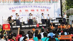 Citizen6, Cilangkap: Panglima TNI Laksamana TNI Agus Suhartono, menghadiri acara olahraga bersama dan Festival Band Wanita TNI 2012 di Lapangan Parkir GOR Ahmad Yani Mabes TNI Cilangkap, Jumat (13/4). (Pengirim: Badarudin Bakri)