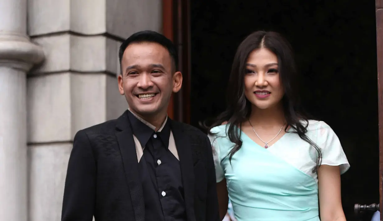 Ruben Onsu hadir didampingi oleh istrinya, Sarwendah. Presenter Ruben tampak gagah dengan setelan jas dan celana warna cokelat. (Nurwahyunan/Bintang.com)